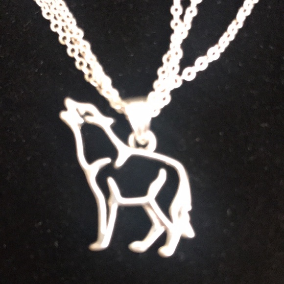 - Silver tone wolf necklace - Picture 6 of 7